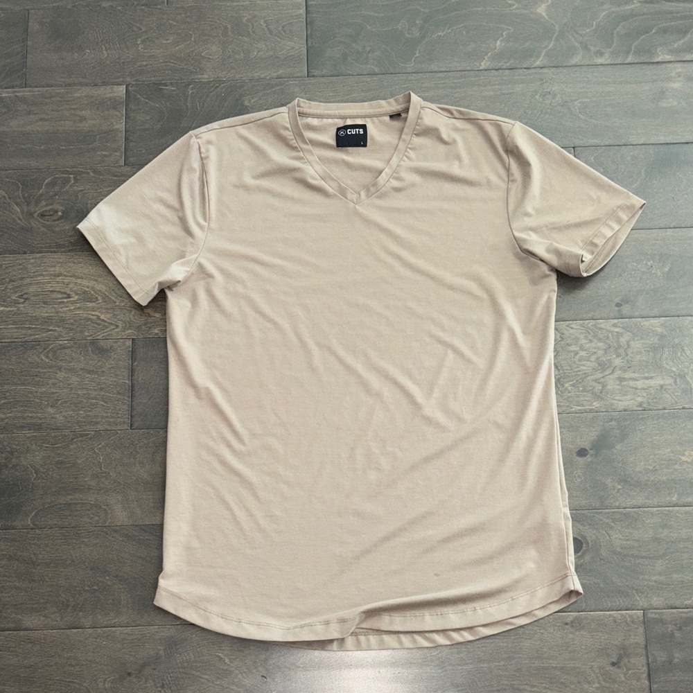 Cuts AO V neck curve hem Tee